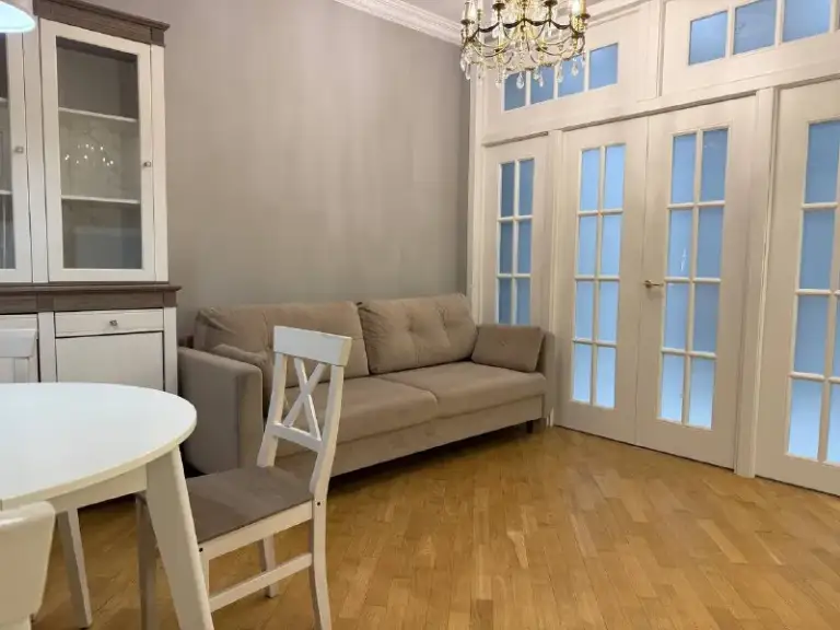 2-Комн квартира, 58 м²
М ленинский проспект
• 3 Мин пешком
• 7 Этаж из 8
• Ул вавилова 6, на карте
135 000 ₽/Мес, без комиссии
Большой гайд по аренде
Интернет • мебель • посудомойка • холодильник • стиральная машина • кондиционер • с животными • с детьми • телевизор • лифт • консьерж • мусоропровод
Донской район
Чистота 4.17 транспорт 4.95
Парки и скверы 4.45
Собственник. Стиль, комфорт и локация: дизайнерская 2-к квартира у нескучного сада после дизайнерского ремонта! Дополнительный бонус тамбур на 2 квартиры с местами для хранения вещей. Spa-зона: большой су с душевой кабиной, сауной и биде. Закрытый охраняемый двор с консьержами. Ку: 8 000 руб. Залог: 135 (готовы обсудить рассрочку на 2 части). © предоплату до просмотра просят только мошенники!
Vitaly s, написать
Уровень доверия низкий ⚠️
Выложить квартиру бесплатно - фотография - 4
