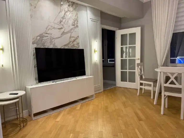 2-Комн квартира, 58 м²
М ленинский проспект
• 3 Мин пешком
• 7 Этаж из 8
• Ул вавилова 6, на карте
135 000 ₽/Мес, без комиссии
Большой гайд по аренде
Интернет • мебель • посудомойка • холодильник • стиральная машина • кондиционер • с животными • с детьми • телевизор • лифт • консьерж • мусоропровод
Донской район
Чистота 4.17 транспорт 4.95
Парки и скверы 4.45
Собственник. Стиль, комфорт и локация: дизайнерская 2-к квартира у нескучного сада после дизайнерского ремонта! Дополнительный бонус тамбур на 2 квартиры с местами для хранения вещей. Spa-зона: большой су с душевой кабиной, сауной и биде. Закрытый охраняемый двор с консьержами. Ку: 8 000 руб. Залог: 135 (готовы обсудить рассрочку на 2 части). © предоплату до просмотра просят только мошенники!
Vitaly s, написать
Уровень доверия низкий ⚠️
Выложить квартиру бесплатно - фотография - 6