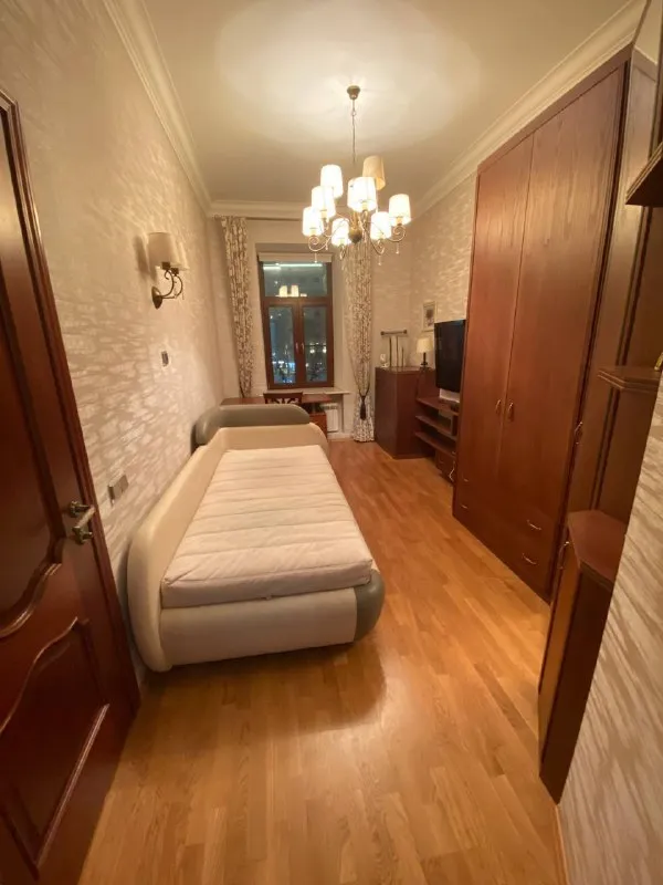 Сдаётся комната в 3-к квартире (76,7 м^2)
М. Чистые пруды
4 Минуты пешком от метро, или 1 минута - на трамвае.
Помимо метро рядом находится пересечение наземных транспортных маршрутов: автобусы / трамваи / парковки для самокатов.
Парню или девушке - не важно 🌸
Изолированная комната с отдельным санузлом. Есть всё необходимое: кровать, шкафы, рабочий стол, телевизор, гладильная доска, отпариватель, вся бытовая техника (духовка / аэрогриль / стиральная машина / холодильник / чайник), фильтрованная вода
❗️Адрес: чистопрудный бульвар, 13с1
Вид из окна - прямо на бульвар.
Срок аренды - по договоренности: короткий или длительный. (предпочтительнее короткий)
💳 Цена:
40 000 - Аренда, + частично к/у.
|
V
У дома заключен договор с управляющей компанией по обслуживанию, следовательно, к/у большие. И так как всего в квартире живут 3 человека (я (девушка) и ещё один парень), то и счетчики делятся поровну (~8000 на человека).
💌Telegram: @al13524635
Объявление от собственника. - фотография - 1