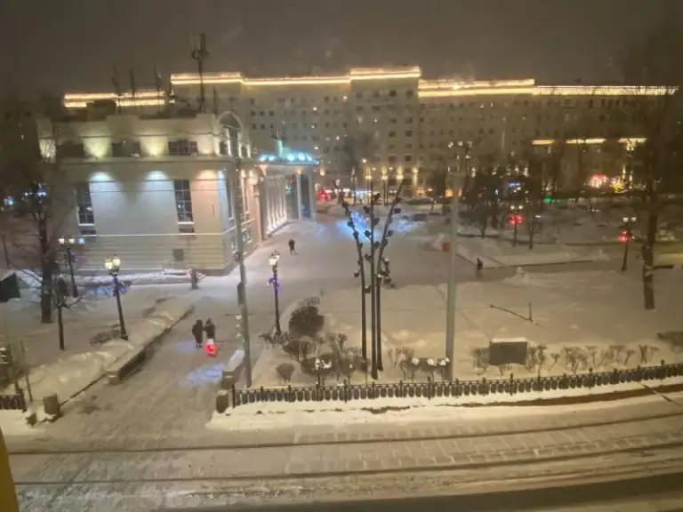 Сдаётся комната в 3-к квартире (76,7 м^2)
М. Чистые пруды
4 Минуты пешком от метро, или 1 минута - на трамвае.
Помимо метро рядом находится пересечение наземных транспортных маршрутов: автобусы / трамваи / парковки для самокатов.
Парню или девушке - не важно 🌸
Изолированная комната с отдельным санузлом. Есть всё необходимое: кровать, шкафы, рабочий стол, телевизор, гладильная доска, отпариватель, вся бытовая техника (духовка / аэрогриль / стиральная машина / холодильник / чайник), фильтрованная вода
❗️Адрес: чистопрудный бульвар, 13с1
Вид из окна - прямо на бульвар.
Срок аренды - по договоренности: короткий или длительный. (предпочтительнее короткий)
💳 Цена:
40 000 - Аренда, + частично к/у.
|
V
У дома заключен договор с управляющей компанией по обслуживанию, следовательно, к/у большие. И так как всего в квартире живут 3 человека (я (девушка) и ещё один парень), то и счетчики делятся поровну (~8000 на человека).
💌Telegram: @al13524635
Объявление от собственника. - фотография - 3