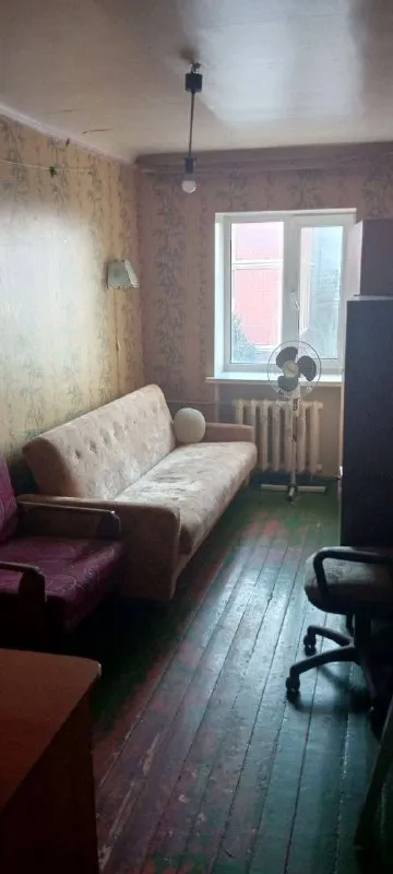 🏢 Продам 3-комнатную квартиру на ул. Советской, луганск.

Интерес:

▪️ 5/5 Этаж, 56 м² — удобная планировка: две изолированные комнаты, просторный зал

▪️ Балкон, две кладовые, окна м/п, чугунные батареи, газовая колонка.

▪️ Дом расположен в районе с развитой инфраструктурой — рядом всё: транспорт, магазины, школы, аптеки

Квартира требует ремонта, что дает полную свободу для вашего дизайна и комфорта. Отличный вариант как для жизни, так и для сдачи в аренду.

💰 Цена: 5 600 000 ₽

📞 Звоните: +7 959 17 14 685 - снежана

Успейте приобрести жилье с потенциалом по разумной цене! - фотография - 4