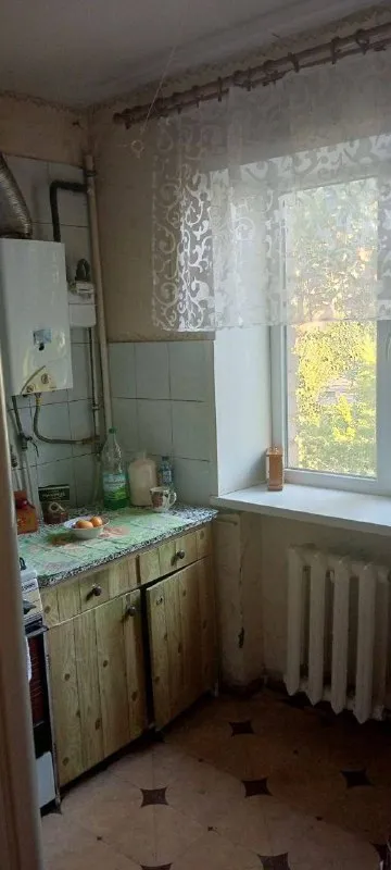 🏢 Продам 3-комнатную квартиру на ул. Советской, луганск.

Интерес:

▪️ 5/5 Этаж, 56 м² — удобная планировка: две изолированные комнаты, просторный зал

▪️ Балкон, две кладовые, окна м/п, чугунные батареи, газовая колонка.

▪️ Дом расположен в районе с развитой инфраструктурой — рядом всё: транспорт, магазины, школы, аптеки

Квартира требует ремонта, что дает полную свободу для вашего дизайна и комфорта. Отличный вариант как для жизни, так и для сдачи в аренду.

💰 Цена: 5 600 000 ₽

📞 Звоните: +7 959 17 14 685 - снежана

Успейте приобрести жилье с потенциалом по разумной цене! - фотография - 7