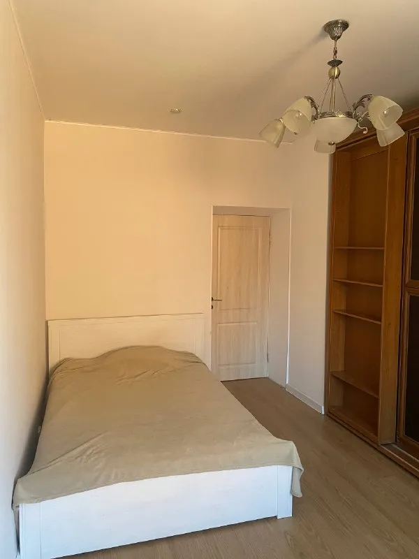 Сдается комната 16м² для девушки на петроградке,
В 3х комнатной квартире, не коммуналка.
📍Дом находится между песочной набережной и набережной карповки, 15 мин пешком до м. Петроградская и чкаловская
🛋В комнате большое окно, большой шкаф, двуспальная кровать, стол и кресло.
📌В квартире живут еще 2 девушки(и кот), с общей кухней, раздельным сан. Узлом и ванной. 5 этаж, без лифта
⏰️ Возможен заезд с конца ноября/ начала декабря, прийти на просмотр можно сейчас
❗️У нас уютная квартира, двери в комнаты без замков и часто открыты и в целом дружеская обстановка.
Поэтому будем рады открытой и дружелюбной девушке.
💰 Оплата 27к₽ +ку, залог 25к, можно разделить на 2 месяца.
Контакты: @peace_frienship_bubblegum
Уютное гнездышко – поиск жилья, жильцов и соседей без посредников - фотография - 1