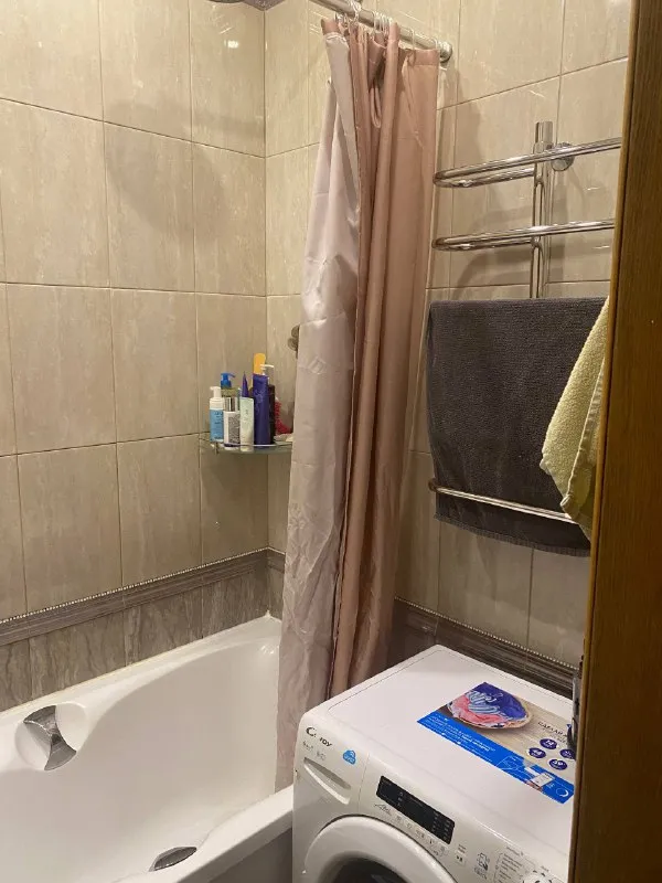 Сдается комната 16м² для девушки на петроградке,
В 3х комнатной квартире, не коммуналка.
📍Дом находится между песочной набережной и набережной карповки, 15 мин пешком до м. Петроградская и чкаловская
🛋В комнате большое окно, большой шкаф, двуспальная кровать, стол и кресло.
📌В квартире живут еще 2 девушки(и кот), с общей кухней, раздельным сан. Узлом и ванной. 5 этаж, без лифта
⏰️ Возможен заезд с конца ноября/ начала декабря, прийти на просмотр можно сейчас
❗️У нас уютная квартира, двери в комнаты без замков и часто открыты и в целом дружеская обстановка.
Поэтому будем рады открытой и дружелюбной девушке.
💰 Оплата 27к₽ +ку, залог 25к, можно разделить на 2 месяца.
Контакты: @peace_frienship_bubblegum
Уютное гнездышко – поиск жилья, жильцов и соседей без посредников - фотография - 4