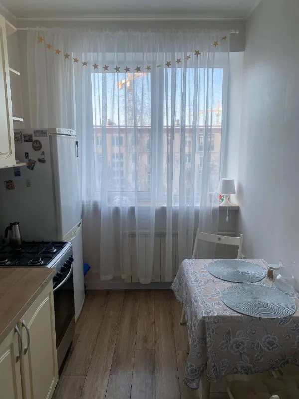 Сдается комната 16м² для девушки на петроградке,
В 3х комнатной квартире, не коммуналка.
📍Дом находится между песочной набережной и набережной карповки, 15 мин пешком до м. Петроградская и чкаловская
🛋В комнате большое окно, большой шкаф, двуспальная кровать, стол и кресло.
📌В квартире живут еще 2 девушки(и кот), с общей кухней, раздельным сан. Узлом и ванной. 5 этаж, без лифта
⏰️ Возможен заезд с конца ноября/ начала декабря, прийти на просмотр можно сейчас
❗️У нас уютная квартира, двери в комнаты без замков и часто открыты и в целом дружеская обстановка.
Поэтому будем рады открытой и дружелюбной девушке.
💰 Оплата 27к₽ +ку, залог 25к, можно разделить на 2 месяца.
Контакты: @peace_frienship_bubblegum
Уютное гнездышко – поиск жилья, жильцов и соседей без посредников - фотография - 5