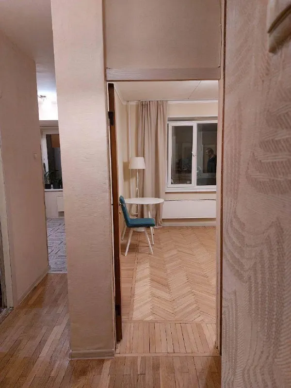1-К квартира 🏙
М. Смоленская 3️⃣

Сдаю светлую однушку на смоленской, 38 м².

До метро смоленская/киевская ≈ 7 минут пешком. От дома 400 метров до садового кольца, вся инфраструктура в шаговой доступности.

Квартира сдается во второй раз, ремонт косметический, минимальная техника, стиралка, микроволновка, газовая плита с газовой духовкой, холодильник. Утепленная лоджия. Вся мебель в хорошем состоянии. Окна во двор, шума дорог не слышно, соседей тоже

• Без детей
• Cats friendly 🐈

💳Цена: 80.000₽ + залог + оплата по счетчикам.

💌Telegram: @kmspopms светлана - фотография - 2