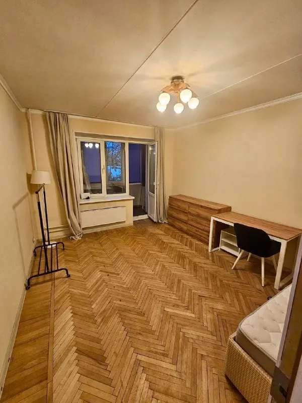 1-К квартира 🏙
М. Смоленская 3️⃣

Сдаю светлую однушку на смоленской, 38 м².

До метро смоленская/киевская ≈ 7 минут пешком. От дома 400 метров до садового кольца, вся инфраструктура в шаговой доступности.

Квартира сдается во второй раз, ремонт косметический, минимальная техника, стиралка, микроволновка, газовая плита с газовой духовкой, холодильник. Утепленная лоджия. Вся мебель в хорошем состоянии. Окна во двор, шума дорог не слышно, соседей тоже

• Без детей
• Cats friendly 🐈

💳Цена: 80.000₽ + залог + оплата по счетчикам.

💌Telegram: @kmspopms светлана - фотография - 3