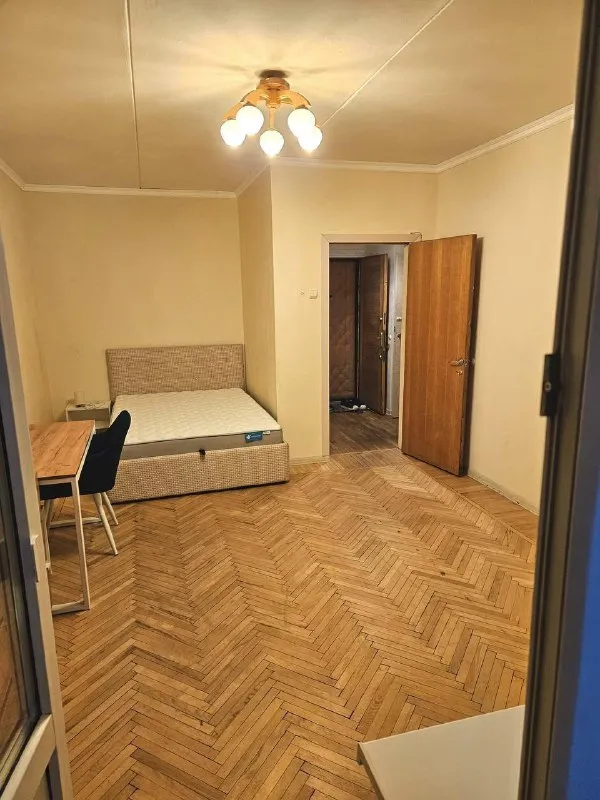 1-К квартира 🏙
М. Смоленская 3️⃣

Сдаю светлую однушку на смоленской, 38 м².

До метро смоленская/киевская ≈ 7 минут пешком. От дома 400 метров до садового кольца, вся инфраструктура в шаговой доступности.

Квартира сдается во второй раз, ремонт косметический, минимальная техника, стиралка, микроволновка, газовая плита с газовой духовкой, холодильник. Утепленная лоджия. Вся мебель в хорошем состоянии. Окна во двор, шума дорог не слышно, соседей тоже

• Без детей
• Cats friendly 🐈

💳Цена: 80.000₽ + залог + оплата по счетчикам.

💌Telegram: @kmspopms светлана - фотография - 4