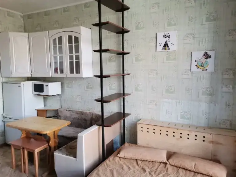 Комната🏙️
М. Спортивная🚇

Сдаётся от собственника комната в коммунальной квартире.

Комната расположена вблизи метро спортивная (5 минут пешком), также рядом метро горьковская (10 минут) и чкаловская (15 минут).

Рядом александровский парк, 5 минут до петропавловской крепости, василеостровской стрелки, князь-владимирского собора.

Очень развитая инфраструктура. Сдаётся в красивом кирпичном доме.

В комнате: холодильник, кухонная зона, установили новую входную дверь высотой 2300мм. Есть раскладной диван, шкаф, комод, микроволновка, чайник. Также есть стиральная машинка.

Вид из окна очень красивый. Комната тёплая, окно пластиковое двухкамерное. Потолки 3 метра. Пол - ламинат 33класс.

Wi-fi можно подключить по мере заселения в комнату.

Соседи все доброжелательные и адекватные, почти все собственники, очень чистоплотные и тихие. Алкоголиков и дебоширов в квартире нет.

Несмотря на то, что это коммунальная квартира, соседей почти не видно и не слышно.

Сдаётся только одной женщине, либо мужчине или семейной паре, без детей и животных. Гражданам рф.

Места общего пользования в чистейшем состоянии, соседи за этим очень следят. В квартире 2 санузла.

💳Сдаётся: за 19.000₽/месяц + ку. Залог за 1 месяц, можно разбить на 2 месяца.

Только на долгосрочную аренду.

Показы в субботу (07.02.2026)

💌Пишите мне в лс или по номеру телефона: +7-952-211-14-79, +7-952-245-71-38 - фотография - 1