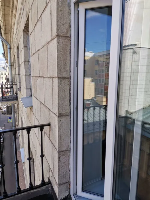 Комната🏙️
М. Спортивная🚇

Сдаётся от собственника комната в коммунальной квартире.

Комната расположена вблизи метро спортивная (5 минут пешком), также рядом метро горьковская (10 минут) и чкаловская (15 минут).

Рядом александровский парк, 5 минут до петропавловской крепости, василеостровской стрелки, князь-владимирского собора.

Очень развитая инфраструктура. Сдаётся в красивом кирпичном доме.

В комнате: холодильник, кухонная зона, установили новую входную дверь высотой 2300мм. Есть раскладной диван, шкаф, комод, микроволновка, чайник. Также есть стиральная машинка.

Вид из окна очень красивый. Комната тёплая, окно пластиковое двухкамерное. Потолки 3 метра. Пол - ламинат 33класс.

Wi-fi можно подключить по мере заселения в комнату.

Соседи все доброжелательные и адекватные, почти все собственники, очень чистоплотные и тихие. Алкоголиков и дебоширов в квартире нет.

Несмотря на то, что это коммунальная квартира, соседей почти не видно и не слышно.

Сдаётся только одной женщине, либо мужчине или семейной паре, без детей и животных. Гражданам рф.

Места общего пользования в чистейшем состоянии, соседи за этим очень следят. В квартире 2 санузла.

💳Сдаётся: за 19.000₽/месяц + ку. Залог за 1 месяц, можно разбить на 2 месяца.

Только на долгосрочную аренду.

Показы в субботу (07.02.2026)

💌Пишите мне в лс или по номеру телефона: +7-952-211-14-79, +7-952-245-71-38 - фотография - 8