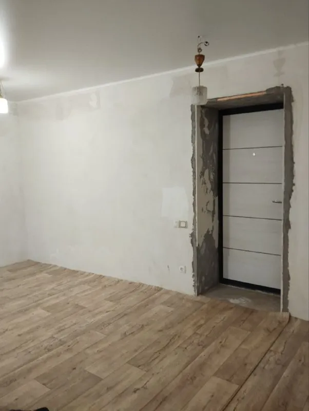 Продам 1-к. Квартиру
Общая площадь 41.7 м2
Этаж 1/9
Луганск, городок ор ул. Годуванцева
✔️Установлены новые окна
✔️Заменена вся проводка
✔️Новые канализационные и отопительные трубы
✔️Современные радиаторы
✔️Натяжной потолок
✔️Пол-стяжка, постелен новый линолеум
Балкон-застеклен (столярка), на окнах решетки. Документы рф, прописанных нет.
В доме находится сбербанк, супермаркет, аптека, различные кафе и магазины. В шаговой доступности:рынок, школы, остановка.
В теплое время года работаю возле дома фонтаны.
Окна выходят на детскую площадку и школу.
Во дворе находится детский сад.
Цена:3 500 000рублей.
По всем интересующимся вопросам обращаться по телефону +7 985 089 65 76 сергей.
+7 959 535 57 32 Юлия - фотография - 4