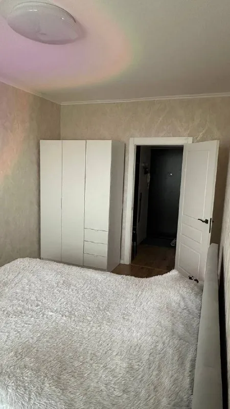 М. Пионерская
Комната
Комната, 12,2 кв. М
М. Пионерская, 3 минуты пешком
О квартире:
- Двухкомнатная квартира с раздельным санузлом, 17 этаж, косметический ремонт сделан чуть больше года назад
- В комнате есть всё необходимое: широкая двуспальная кровать с подъёмным механизмом, вместительный шкаф, прикроватные тумбочки, жалюзи, карниз под шторы. В зоне коридора много места под хранение
- Вся необходимая техника также есть в квартире: микроволновая печь, духовой шкаф, стиральная машина, даю пользовать свой дайсон и проектор
- Хозяева квартиры очаровательные молодые ребята, друзья моей семьи. Единственные пожелания от них - это отсутствие животных в квартире, а также ответственность сожителя
О районе и транспортной доступности:
- Станция метро пионерская буквально под домом, от входной двери до метро 3 минуты пешком. От станции до бкл - 4 минуты, до кольцевой линии - 15 минут. Также под домом есть и автобусные остановки
- В доме и поблизости есть все необходимые для комфортной жизни организации, а до огромного филёвского парка и недавно облагороженного мазиловского пруда всего 5 минут пешком
- За 15 минут пешком можно добраться до тц океания
Комната уже готова к заселению. В основном рассматриваю сожителя на длительный срок.
Платёжный день за квартиру
Буду благодарен, если в своём сообщении также расскажете подробности о себе! Также с радостью отвечу на все интересующие вопросы. Давайте творить уютик вместе!
Цена 40 000 ₽ / мес.
Коммунальные платежи, консьерж и интернет вместе выходят около 4 000 ₽ / мес. На человека.
Также залог в размере 40 000 ₽
Контакты @an_sedov
➡️Предоплату/бронь/заморозку денег/автооплату до просмотра квартиры не вносить! Если по этому объявлению спрашивают какую либо оплату сообщите по контактам в описании канала. - фотография - 7