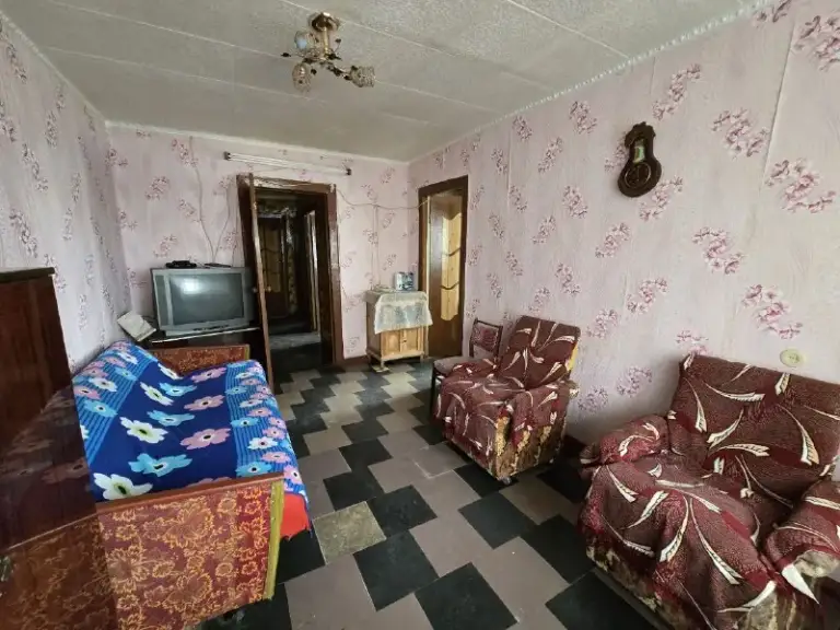 Продам 2к квартиру на кв. Жукова, 4/5 этаж. Площадь 44 кв. М, комнаты раздельные, труба канализации поменяна, окна м/п, балкон застеклен деревом. В квартире очень тепло, хорошее отопление. Можно жить и делать ремонт.
В шаговой доступности дет. Сад, гимназия № 36, колледж, университет им. Даля, остановка общественного транспорта, супермаркет, рынок, тц атриум.
+79595613770 Валерия - фотография - 5