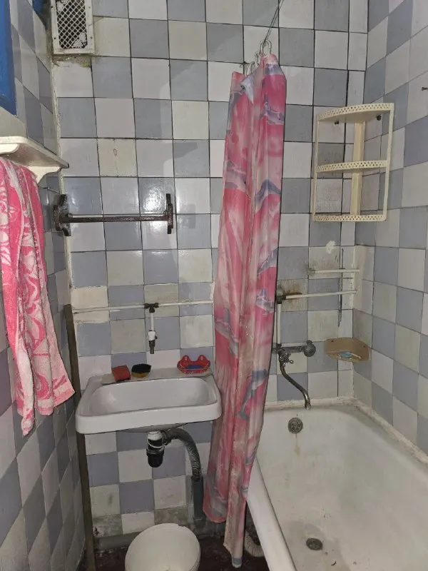 Продам 2к квартиру на кв. Жукова, 4/5 этаж. Площадь 44 кв. М, комнаты раздельные, труба канализации поменяна, окна м/п, балкон застеклен деревом. В квартире очень тепло, хорошее отопление. Можно жить и делать ремонт.
В шаговой доступности дет. Сад, гимназия № 36, колледж, университет им. Даля, остановка общественного транспорта, супермаркет, рынок, тц атриум.
+79595613770 Валерия - фотография - 9