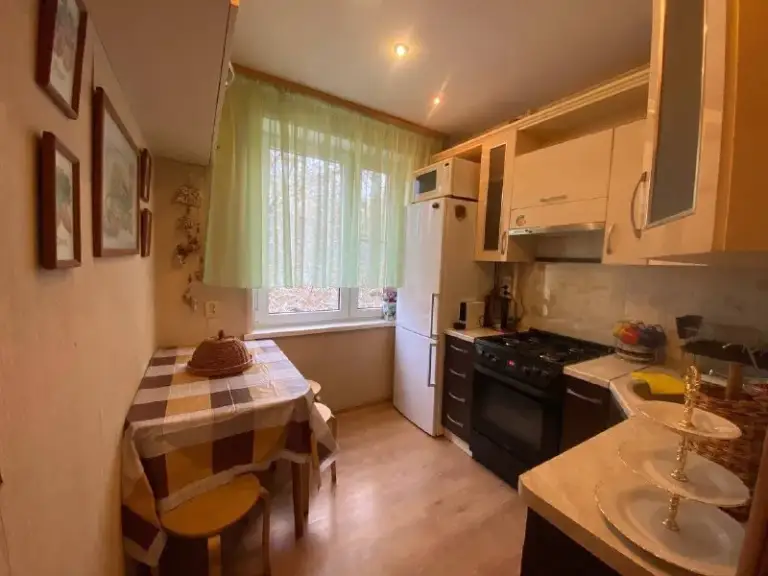 3-Комн квартира, 51 м²
М бабушкинская

• 15 Мин на транспорте
• 4 Этаж из 9
• Ул коминтерна 48/5, на карте

75 000 ₽/Мес, без комиссии
Большой гайд по аренде

Интернет • мебель • кондиционер • стиральная машина • холодильник • с животными • с детьми • лифт • мусоропровод • телевизор • посудомойка • консьерж

Лосиноостровский район
Чистота 5.00 транспорт 3.18
Парки и скверы 4.13

Собственник. Квартира полностью оборудована и мебелирована, есть застекленный балкон, кондиционер, сдается с фортепиано. Сдается на длительный срок. Дополнительно оплачивается электричество, вода по счетчикам и интернет. Залог - месячная стоимость аренды. Район очень зеленый, вокруг магазины, кафе. © предоплату до просмотра просят только мошенники!

Anna, написать
Уровень доверия низкий ⚠️
Выложить квартиру бесплатно - фотография - 2
