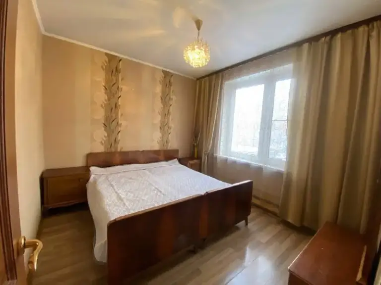 3-Комн квартира, 51 м²
М бабушкинская

• 15 Мин на транспорте
• 4 Этаж из 9
• Ул коминтерна 48/5, на карте

75 000 ₽/Мес, без комиссии
Большой гайд по аренде

Интернет • мебель • кондиционер • стиральная машина • холодильник • с животными • с детьми • лифт • мусоропровод • телевизор • посудомойка • консьерж

Лосиноостровский район
Чистота 5.00 транспорт 3.18
Парки и скверы 4.13

Собственник. Квартира полностью оборудована и мебелирована, есть застекленный балкон, кондиционер, сдается с фортепиано. Сдается на длительный срок. Дополнительно оплачивается электричество, вода по счетчикам и интернет. Залог - месячная стоимость аренды. Район очень зеленый, вокруг магазины, кафе. © предоплату до просмотра просят только мошенники!

Anna, написать
Уровень доверия низкий ⚠️
Выложить квартиру бесплатно - фотография - 4
