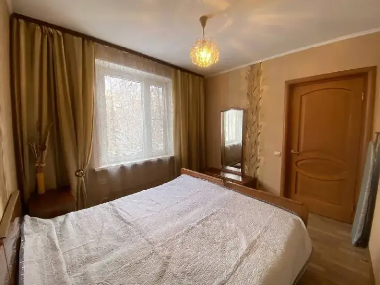 3-Комн квартира, 51 м²
М бабушкинская

• 15 Мин на транспорте
• 4 Этаж из 9
• Ул коминтерна 48/5, на карте

75 000 ₽/Мес, без комиссии
Большой гайд по аренде

Интернет • мебель • кондиционер • стиральная машина • холодильник • с животными • с детьми • лифт • мусоропровод • телевизор • посудомойка • консьерж

Лосиноостровский район
Чистота 5.00 транспорт 3.18
Парки и скверы 4.13

Собственник. Квартира полностью оборудована и мебелирована, есть застекленный балкон, кондиционер, сдается с фортепиано. Сдается на длительный срок. Дополнительно оплачивается электричество, вода по счетчикам и интернет. Залог - месячная стоимость аренды. Район очень зеленый, вокруг магазины, кафе. © предоплату до просмотра просят только мошенники!

Anna, написать
Уровень доверия низкий ⚠️
Выложить квартиру бесплатно - фотография - 5