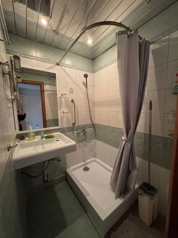 3-Комн квартира, 51 м²
М бабушкинская

• 15 Мин на транспорте
• 4 Этаж из 9
• Ул коминтерна 48/5, на карте

75 000 ₽/Мес, без комиссии
Большой гайд по аренде

Интернет • мебель • кондиционер • стиральная машина • холодильник • с животными • с детьми • лифт • мусоропровод • телевизор • посудомойка • консьерж

Лосиноостровский район
Чистота 5.00 транспорт 3.18
Парки и скверы 4.13

Собственник. Квартира полностью оборудована и мебелирована, есть застекленный балкон, кондиционер, сдается с фортепиано. Сдается на длительный срок. Дополнительно оплачивается электричество, вода по счетчикам и интернет. Залог - месячная стоимость аренды. Район очень зеленый, вокруг магазины, кафе. © предоплату до просмотра просят только мошенники!

Anna, написать
Уровень доверия низкий ⚠️
Выложить квартиру бесплатно - фотография - 9