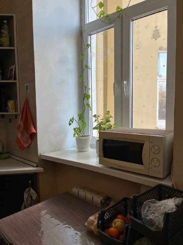 Комната🏙️
М. Площадь александра
Невского🚇
Пересдаю свою комнату на невском проспекте в заботливые руки. 26 м², 4/5 этаж.
📍Адрес: невский проспект, 180/1
В квартире еще две комнаты, живут девушки 30+.
Ищем: девушку 30+. Без детей и животных. Без вредных привычек (в доме не курят). Любовь к чистоте обязательное условие!!!
Мы привыкли жить в уюте и тишине.
💳Цена: 19.000₽/месяц. Ку с интернетом выходит примерно 1.000₽.
💌Пишите, отвечу на все ваши вопросы: @kaeniasv - фотография - 4