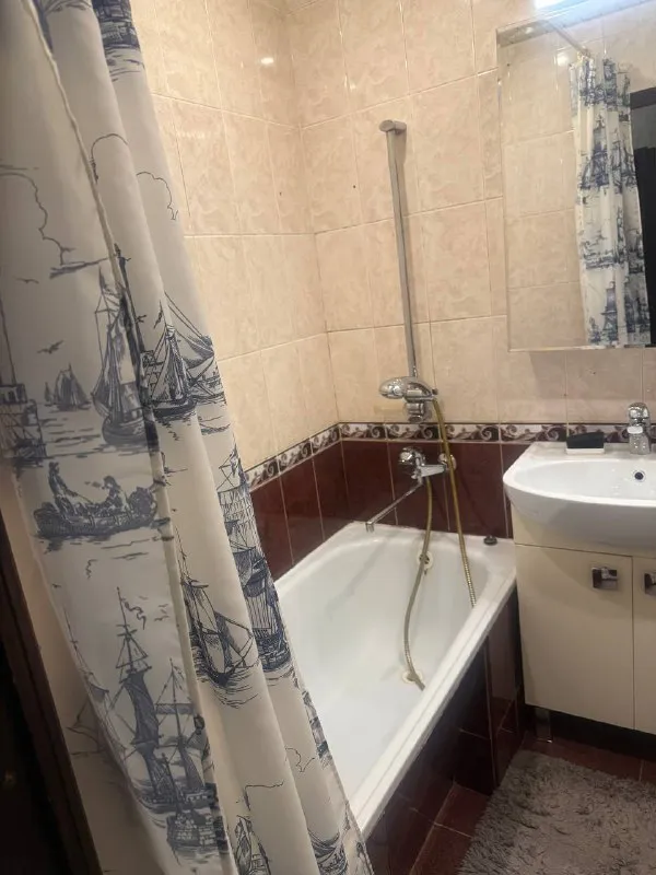 М. Братиславская
1-К квартира
До метро 10-12 минут.
Рядом парк 850-летия москвы, тц мари, фитнес клуб.
Сдается уютная однокомнатная квартира на длительный срок, на 9 эт /17 эт. Дома. .
В комнате имеется 2-х спальная кровать и угловой диван. Окна выходят во двор.
На кухне есть вся необходимая техника и диван
Под домом находится подземный паркинг.
Цена : 53 000 руб. +счетчики (залог 53 000 руб. Можно разбить на 2 месяца).
Контакты 89169014716 - ирина
➡️Предоплату/бронь/заморозку денег/автооплату до просмотра квартиры не вносить! Если по этому объявлению спрашивают какую либо оплату сообщите по контактам в описании канала. - фотография - 1