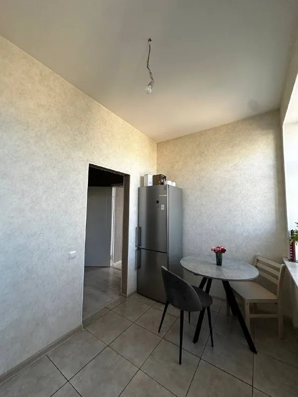 Комната 💙
М. Черная речка
Ищем соседку в трехкомнатную квартиру 🏠
Станция метро черная речка, приморский проспект, до метро 7-10 минут пешком.
В квартире есть всё необходимое:
✔️Гладильная доска,
✔️Стиральная машинка,
✔️Интернет.
Комната изолирована. В ней есть большая кровать, рабочий стол, кресло компьютерное, вместительный шкаф и сушилка.
Вид на большую невку
Ищем аккуратную, платежеспособную, спокойную и любящую чистоту соседку.
🔘По оплате: 28.000₽ в месяц + к/у, интернет (2.000-3.000₽). Возвратный залог 15.000₽.
Заехать можно с 15 февраля.
📎@Alinchangos
Контакты: @alinchangos
Уютное гнездышко – поиск жилья, жильцов и соседей без посредников - фотография - 6