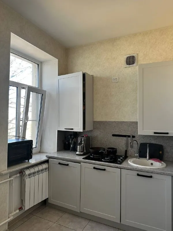 Комната 💙
М. Черная речка
Ищем соседку в трехкомнатную квартиру 🏠
Станция метро черная речка, приморский проспект, до метро 7-10 минут пешком.
В квартире есть всё необходимое:
✔️Гладильная доска,
✔️Стиральная машинка,
✔️Интернет.
Комната изолирована. В ней есть большая кровать, рабочий стол, кресло компьютерное, вместительный шкаф и сушилка.
Вид на большую невку
Ищем аккуратную, платежеспособную, спокойную и любящую чистоту соседку.
🔘По оплате: 28.000₽ в месяц + к/у, интернет (2.000-3.000₽). Возвратный залог 15.000₽.
Заехать можно с 15 февраля.
📎@Alinchangos
Контакты: @alinchangos
Уютное гнездышко – поиск жилья, жильцов и соседей без посредников - фотография - 7
