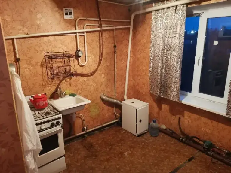 ✅ Продаётся трёхкомнатная квартира с балконом и просторной лоджией.
🔹Второй этаж двухэтажного дома в посёлке широкий, станично-луганский м. О.
🔹Требуется косметический ремонт, документы рф.
🔹В шаговой доступности: хозяйственный магазин, рынок, дк, почта, отдел жизни обеспечения, доставка "+7".
🔹Общая площадь 67,4 м²
🔹К квартире предусмотрен сарай.
💰Цена 1,1 млн. Руб, торг реальному покупателю
Тел. +79599900034 - фотография - 3