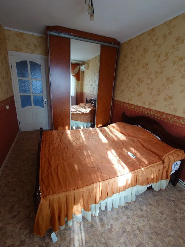Продам 4-х комнатную квартиру. Кв. Мирный 2/10 эт. 85/52/9 кв м. Автономное отопление. Жилое состояние. Мебель и техника остаются. Два кондиционера. Окна м/п, лоджии м/п, решётки. Цена 7 700 000 ₽. Тел. +79591625888 марина. - фотография - 1