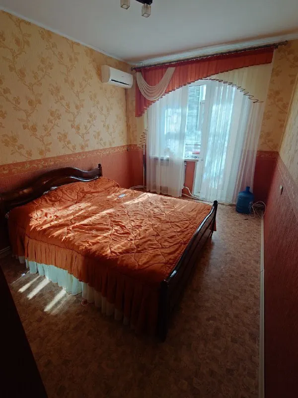 Продам 4-х комнатную квартиру. Кв. Мирный 2/10 эт. 85/52/9 кв м. Автономное отопление. Жилое состояние. Мебель и техника остаются. Два кондиционера. Окна м/п, лоджии м/п, решётки. Цена 7 700 000 ₽. Тел. +79591625888 марина. - фотография - 10