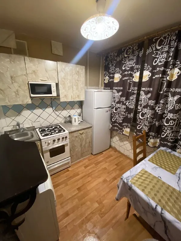 2-К квартира🏙️
М. Печатники1️⃣ + бкл, мцд.

Сдается 2-х комнатная квартира от собственника.

Все необходимое есть для проживания. Развитая инфраструктура, рядом с домом магазины, салон-парикмахерская, поликлиника, аптека, д/с, школа.

Удобная транспортная доступность до метро-остановка рядом с домом, можно пешком дойти минут 15. Приличные соседи, холл на две квартиры всегда закрывается.

Депозит можно разбить на 2 месяца, ждем платежеспособных, строго без вредных привычек, без животных и без детей.

Показы по договоренности.

💳Цена: 50.000₽ + ку.

💌Telegram: @alina44603 - фотография - 3
