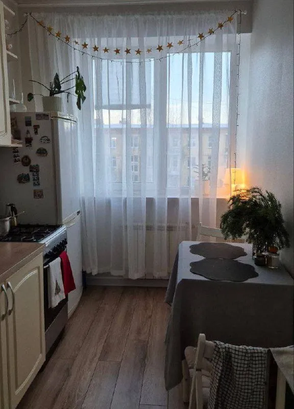Сдается комната 16м² для девушки на петроградке,
В 3х комнатной квартире, не коммуналка.
📍Дом находится между песочной набережной и набережной карповки, 15 мин пешком до м. Петроградская и чкаловская
🛋В комнате большое окно, большой шкаф, двуспальная кровать, стол и кресло.
📌В квартире живут еще 2 девушки(и дружелюбны и ласковый кот ), с общей кухней, раздельным сан. Узлом и ванной. 5 этаж, без лифта
⏰️ Заезд возможен уже прямо сейчас)
❗️У нас уютная квартира, двери в комнаты без замков и часто открыты и в целом дружеская обстановка.
Поэтому будем рады открытой и дружелюбной девушке на долгосрочное проживание.
💰 Оплата 27к₽ +ку, залог 25к, можно разделить на 2 месяца.
Контакты: @peace_frienship_bubblegum
Уютное гнездышко – поиск жилья, жильцов и соседей без посредников - фотография - 2
