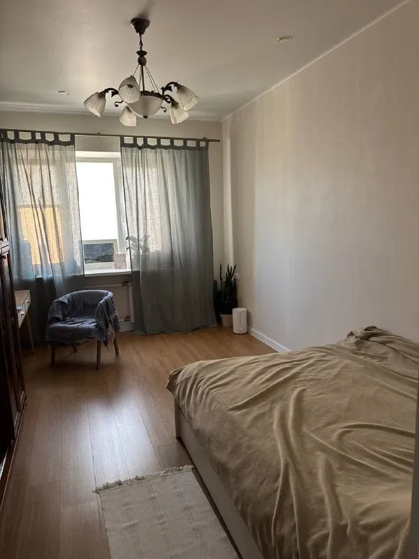 Сдается комната 16м² для девушки на петроградке,
В 3х комнатной квартире, не коммуналка.
📍Дом находится между песочной набережной и набережной карповки, 15 мин пешком до м. Петроградская и чкаловская
🛋В комнате большое окно, большой шкаф, двуспальная кровать, стол и кресло.
📌В квартире живут еще 2 девушки(и дружелюбны и ласковый кот ), с общей кухней, раздельным сан. Узлом и ванной. 5 этаж, без лифта
⏰️ Заезд возможен уже прямо сейчас)
❗️У нас уютная квартира, двери в комнаты без замков и часто открыты и в целом дружеская обстановка.
Поэтому будем рады открытой и дружелюбной девушке на долгосрочное проживание.
💰 Оплата 27к₽ +ку, залог 25к, можно разделить на 2 месяца.
Контакты: @peace_frienship_bubblegum
Уютное гнездышко – поиск жилья, жильцов и соседей без посредников - фотография - 3