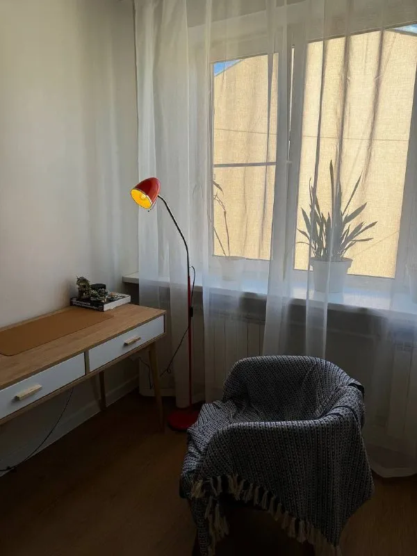 Сдается комната 16м² для девушки на петроградке,
В 3х комнатной квартире, не коммуналка.
📍Дом находится между песочной набережной и набережной карповки, 15 мин пешком до м. Петроградская и чкаловская
🛋В комнате большое окно, большой шкаф, двуспальная кровать, стол и кресло.
📌В квартире живут еще 2 девушки(и дружелюбны и ласковый кот ), с общей кухней, раздельным сан. Узлом и ванной. 5 этаж, без лифта
⏰️ Заезд возможен уже прямо сейчас)
❗️У нас уютная квартира, двери в комнаты без замков и часто открыты и в целом дружеская обстановка.
Поэтому будем рады открытой и дружелюбной девушке на долгосрочное проживание.
💰 Оплата 27к₽ +ку, залог 25к, можно разделить на 2 месяца.
Контакты: @peace_frienship_bubblegum
Уютное гнездышко – поиск жилья, жильцов и соседей без посредников - фотография - 4