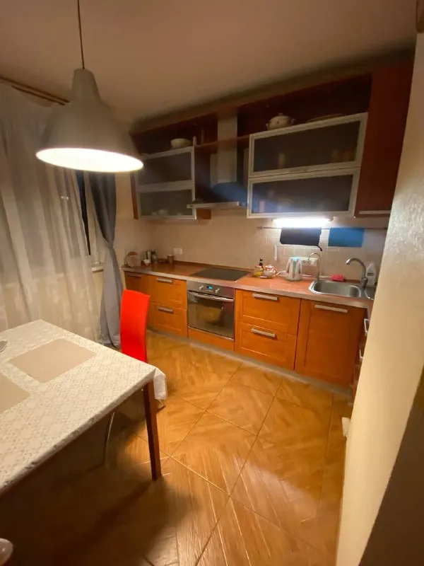 Комната, 20 м²
М фонвизинская

• 7 Мин пешком
• 2-Комнатная квартира
• 5 Этаж из 17
• Ул гончарова 15, на карте

40 000 ₽/Мес, без комиссии
Большой гайд по аренде

Интернет • мебель • стиральная машина • холодильник • кондиционер • мусоропровод • лифт • телевизор • посудомойка • с животными • с детьми • консьерж

Бутырский район
Чистота 4.20 транспорт 4.34
Парки и скверы 4.12

Субаренда. Собственник живет за границей. Заселение с 09.02.2026г. На длительный период. Окна выходят во двор. Балкон есть, но в другой комнате. Залог 40000р. К/у примерно 2000-2500 за всех ( делятся пополам). В доме пятерочка, рядом магнит, вб и др.

Elena с, написать
Уровень доверия средний 🆗
Выложить квартиру бесплатно - фотография - 7
