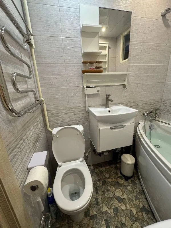 1-К квартира 🏙
Мцд-1 одинцово🚆

Сдаётся 1-комнатная pet-friendly квартира в одинцово. Идеальна для 1–2 удалёнщиков с собакой.

Ул. Маршала жукова — рядом центр города и парк.
До мцд одинцово ~20 минут пешком: прямая линия до москва-сити, белорусской, беговой, славянского бульвара и аэроэкспресс в шереметьево. До внуково ~30 минут на машине.

Тихий и очень зелёный район: в 3 минутах центральный парк, в пешей доступности дубовая роща с собачьей площадкой, подушкинский лес и лазутинский парк. Рядом спортзал, бассейн мгимо, супермаркеты, пвз, кафе.

Угловая квартира, 5/5 этаж (без лифта), все окна во двор.
Современный ремонт, мебель ikea, без лишних вещей.
Техника: холодильник samsung no frost, духовка gorenje, кондиционер, стиральная машина. Удобный ортопедический матрас.
Для работы: скоростной интернет, стол в комнате, рабочее место на застеклённом балконе (с весны по осень).

💳Цена: 50.000₽/месяц + интернет и платежи по счётчикам. Депозит 1 месяц (можно разбить).

💌Telegram: @asinjushin - фотография - 8