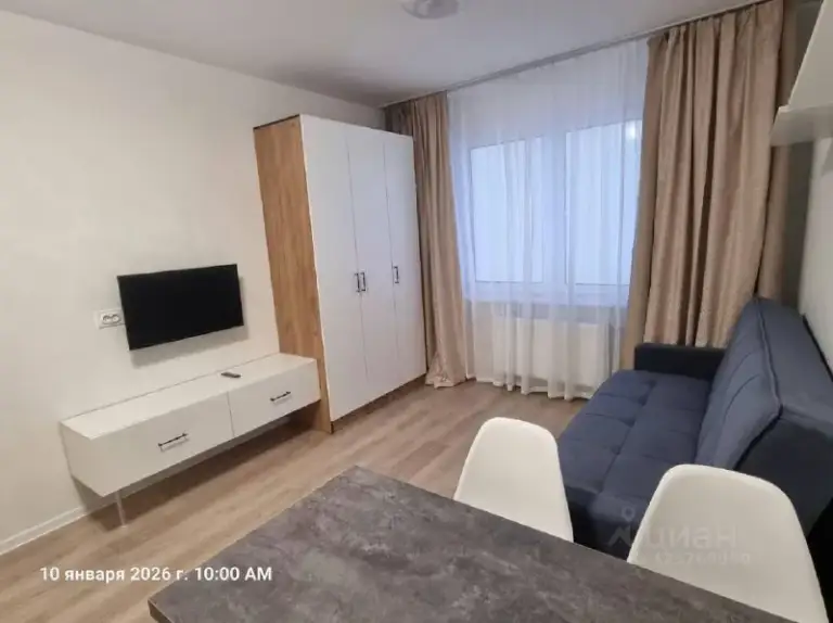 Сдается уютная студия в новом доме на пахомовской улице, д.10к4, в санкт-петербурге. Квартира расположена на 14 этаже 16-этажного дома, построенного в 2024 году. Общая площадь квартиры составляет 25 кв. М.

Квартира с евроремонтом и полностью готова к проживанию. Есть вся необходимая мебель как в комнате, так и на кухне. Из техники в вашем распоряжении холодильник, телевизор и стиральная машина. Планировка студии включает совмещенный санузел с душевой кабиной. Окна выходят во двор, что обеспечивает тишину и уют.

Дом новый и ухоженный, оборудован как пассажирским, так и грузовым лифтом, а также мусоропроводом. Для вашего удобства предусмотрена наземная парковка. Связь с интернетом уже налажена.
Залог 20 тыс. Руб. , (можно разбить на несколько месяцев).

За подробностями обращайтесь в лс.

@L0velaska - фотография - 2
