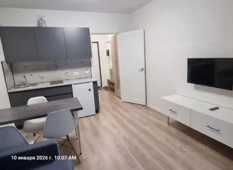 Сдается уютная студия в новом доме на пахомовской улице, д.10к4, в санкт-петербурге. Квартира расположена на 14 этаже 16-этажного дома, построенного в 2024 году. Общая площадь квартиры составляет 25 кв. М.

Квартира с евроремонтом и полностью готова к проживанию. Есть вся необходимая мебель как в комнате, так и на кухне. Из техники в вашем распоряжении холодильник, телевизор и стиральная машина. Планировка студии включает совмещенный санузел с душевой кабиной. Окна выходят во двор, что обеспечивает тишину и уют.

Дом новый и ухоженный, оборудован как пассажирским, так и грузовым лифтом, а также мусоропроводом. Для вашего удобства предусмотрена наземная парковка. Связь с интернетом уже налажена.
Залог 20 тыс. Руб. , (можно разбить на несколько месяцев).

За подробностями обращайтесь в лс.

@L0velaska - фотография - 3