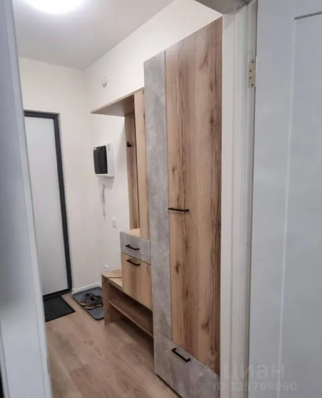 Сдается уютная студия в новом доме на пахомовской улице, д.10к4, в санкт-петербурге. Квартира расположена на 14 этаже 16-этажного дома, построенного в 2024 году. Общая площадь квартиры составляет 25 кв. М.

Квартира с евроремонтом и полностью готова к проживанию. Есть вся необходимая мебель как в комнате, так и на кухне. Из техники в вашем распоряжении холодильник, телевизор и стиральная машина. Планировка студии включает совмещенный санузел с душевой кабиной. Окна выходят во двор, что обеспечивает тишину и уют.

Дом новый и ухоженный, оборудован как пассажирским, так и грузовым лифтом, а также мусоропроводом. Для вашего удобства предусмотрена наземная парковка. Связь с интернетом уже налажена.
Залог 20 тыс. Руб. , (можно разбить на несколько месяцев).

За подробностями обращайтесь в лс.

@L0velaska - фотография - 6