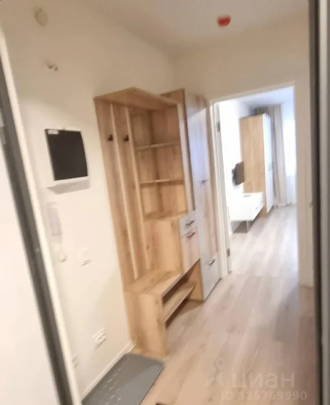 Сдается уютная студия в новом доме на пахомовской улице, д.10к4, в санкт-петербурге. Квартира расположена на 14 этаже 16-этажного дома, построенного в 2024 году. Общая площадь квартиры составляет 25 кв. М.

Квартира с евроремонтом и полностью готова к проживанию. Есть вся необходимая мебель как в комнате, так и на кухне. Из техники в вашем распоряжении холодильник, телевизор и стиральная машина. Планировка студии включает совмещенный санузел с душевой кабиной. Окна выходят во двор, что обеспечивает тишину и уют.

Дом новый и ухоженный, оборудован как пассажирским, так и грузовым лифтом, а также мусоропроводом. Для вашего удобства предусмотрена наземная парковка. Связь с интернетом уже налажена.
Залог 20 тыс. Руб. , (можно разбить на несколько месяцев).

За подробностями обращайтесь в лс.

@L0velaska - фотография - 7