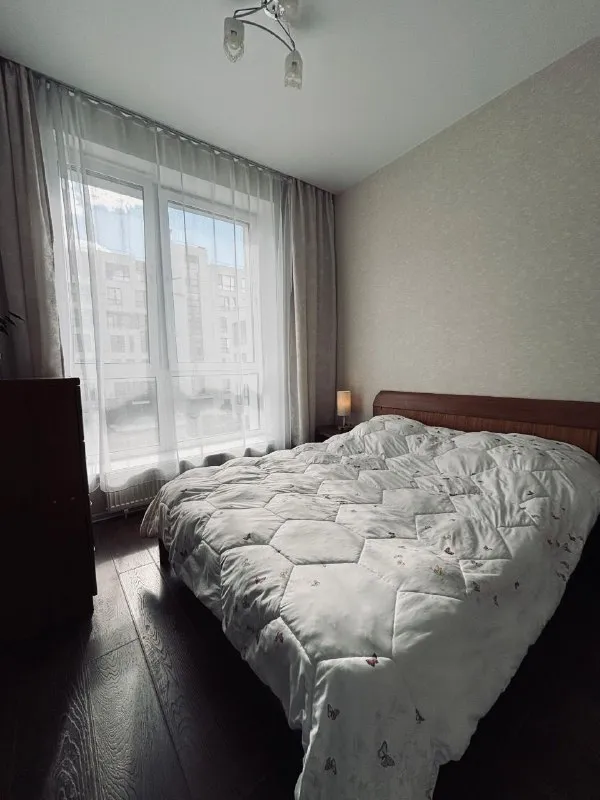 2-Комн квартира, 64 м²
М химки

• 10 Мин на транспорте
• 3 Этаж из 5
• Химки, ул загородная 2, на карте

Холодильник • стиральная машина • интернет • мебель • посудомойка • кондиционер • с животными • телевизор • лифт • с детьми • мусоропровод • консьерж

Собственник. Новая уютная квартира в жк бизнес класса. Дорогой ремонт и мебель. Комфортные условия проживания в окружении леса, тишине, но с возможность добрать до центра за 30 мин. На территории жк детский сад, магазины, вв, пвз. Квартира ждет любителей путешествовать, шереметьево в 15 минутах и ценителей спокойствия и уюта дома. © предоплату до просмотра просят только мошенники!

Аукцион! Предложи цену в комментариях с рассказом о себе. Собственник напишет в лс на лучшее предложение.
Выложить квартиру бесплатно - фотография - 1