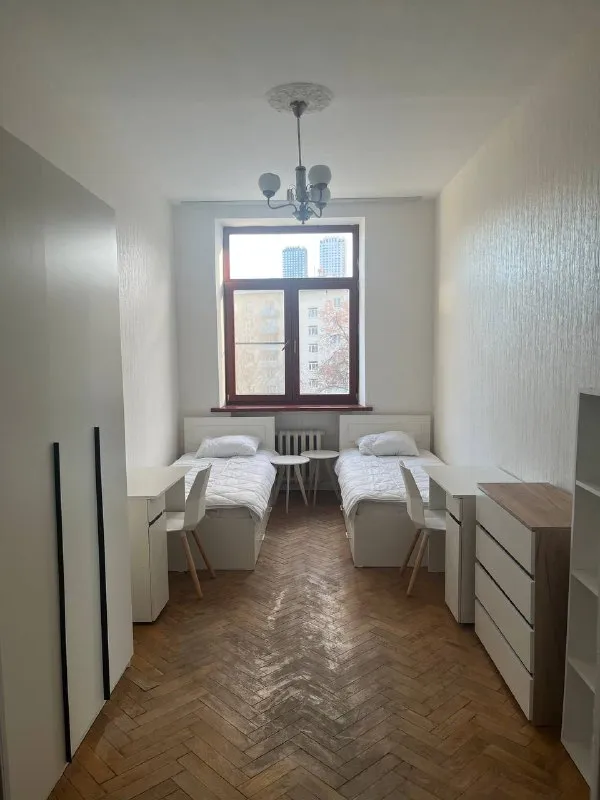 Место в комнате🏙️
М. Добрынинская 5️⃣

📍Адрес: люсиновская улица, 53
13 Минут пешком до метро.

Сдается место в комнате в коливинге доброжелательному парню до 28 лет.

🙌 Включены:
- Еженедельный клининг, мастер, онлайн-поддержка по бытовым вопросам
- Wi-fi
- Новая мебель: кровать, рабочий стол для каждого, шкаф, комод, рейл для одежды, стеллаж, прикроватные столики
- Необходимая техника: холодильник, стиральная машина, микроволновка, чайник, утюг
- Закуплены элементы быта

💳Цена: 28.000₽/месяц, без комиссии, залог можно разбить.

💌Telegram: @homies_coliving - фотография - 1