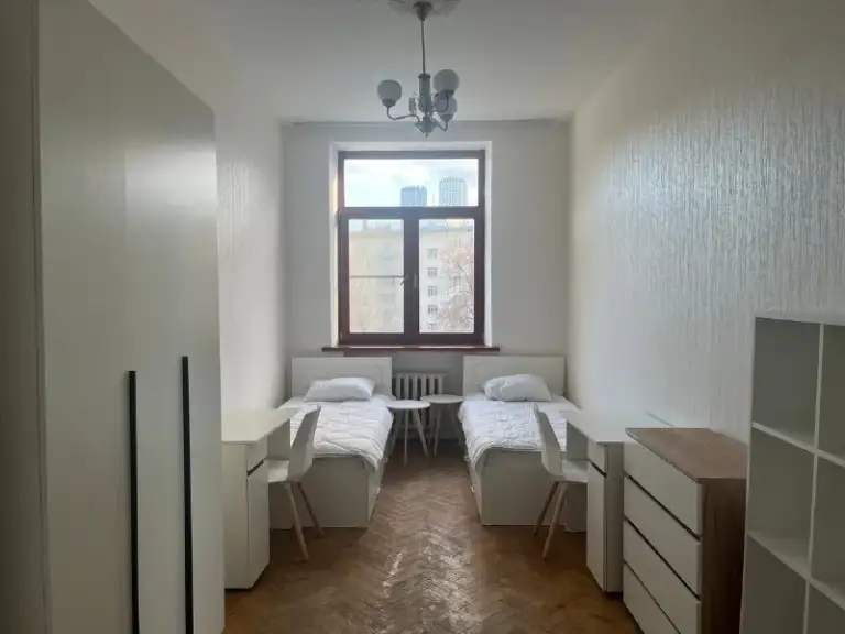 Место в комнате🏙️
М. Добрынинская 5️⃣

📍Адрес: люсиновская улица, 53
13 Минут пешком до метро.

Сдается место в комнате в коливинге доброжелательному парню до 28 лет.

🙌 Включены:
- Еженедельный клининг, мастер, онлайн-поддержка по бытовым вопросам
- Wi-fi
- Новая мебель: кровать, рабочий стол для каждого, шкаф, комод, рейл для одежды, стеллаж, прикроватные столики
- Необходимая техника: холодильник, стиральная машина, микроволновка, чайник, утюг
- Закуплены элементы быта

💳Цена: 28.000₽/месяц, без комиссии, залог можно разбить.

💌Telegram: @homies_coliving - фотография - 3