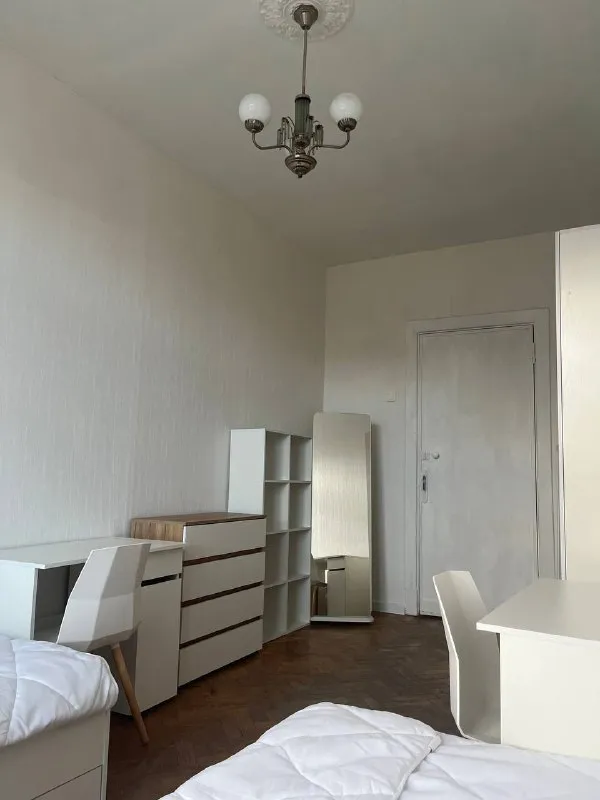 Место в комнате🏙️
М. Добрынинская 5️⃣

📍Адрес: люсиновская улица, 53
13 Минут пешком до метро.

Сдается место в комнате в коливинге доброжелательному парню до 28 лет.

🙌 Включены:
- Еженедельный клининг, мастер, онлайн-поддержка по бытовым вопросам
- Wi-fi
- Новая мебель: кровать, рабочий стол для каждого, шкаф, комод, рейл для одежды, стеллаж, прикроватные столики
- Необходимая техника: холодильник, стиральная машина, микроволновка, чайник, утюг
- Закуплены элементы быта

💳Цена: 28.000₽/месяц, без комиссии, залог можно разбить.

💌Telegram: @homies_coliving - фотография - 4