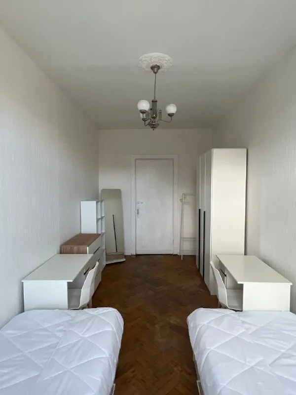 Место в комнате🏙️
М. Добрынинская 5️⃣

📍Адрес: люсиновская улица, 53
13 Минут пешком до метро.

Сдается место в комнате в коливинге доброжелательному парню до 28 лет.

🙌 Включены:
- Еженедельный клининг, мастер, онлайн-поддержка по бытовым вопросам
- Wi-fi
- Новая мебель: кровать, рабочий стол для каждого, шкаф, комод, рейл для одежды, стеллаж, прикроватные столики
- Необходимая техника: холодильник, стиральная машина, микроволновка, чайник, утюг
- Закуплены элементы быта

💳Цена: 28.000₽/месяц, без комиссии, залог можно разбить.

💌Telegram: @homies_coliving - фотография - 5