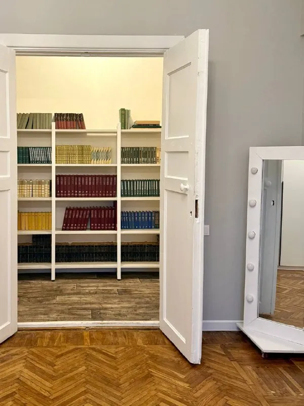 Место в комнате🏙️
М. Добрынинская 5️⃣

📍Адрес: люсиновская улица, 53
13 Минут пешком до метро.

Сдается место в комнате в коливинге доброжелательному парню до 28 лет.

🙌 Включены:
- Еженедельный клининг, мастер, онлайн-поддержка по бытовым вопросам
- Wi-fi
- Новая мебель: кровать, рабочий стол для каждого, шкаф, комод, рейл для одежды, стеллаж, прикроватные столики
- Необходимая техника: холодильник, стиральная машина, микроволновка, чайник, утюг
- Закуплены элементы быта

💳Цена: 28.000₽/месяц, без комиссии, залог можно разбить.

💌Telegram: @homies_coliving - фотография - 6
