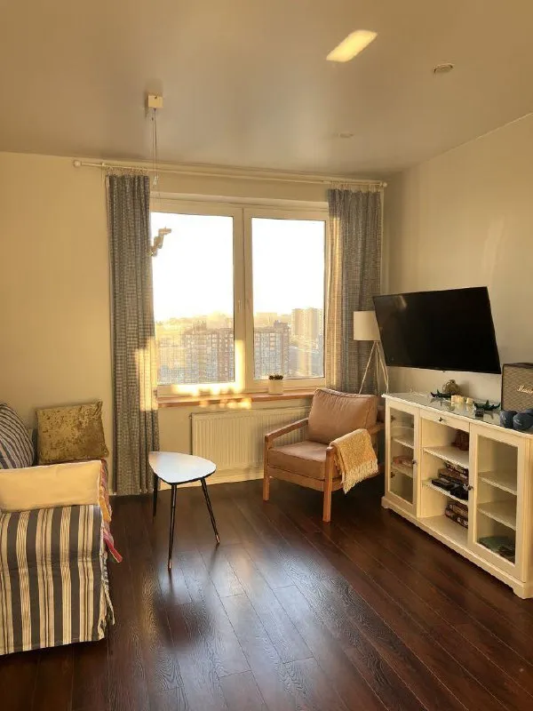2-Комн. Квартира, 63 м², 22 этаж
💰65 000 Руб.
📍Улица подвойского, 8
Возможна аренда от 6 месяцев.
Видовая квартира в европейском стиле рядом с парком и церковью! Формат квартиры как на airbnb, то есть в квартире всё есть до мелочей. Просторная гостиная с качелями, уютным диваном, телевизором 4k с youtube, деревянным столом для работы и мягким креслом для чтения и общения с гостями. Спальня с двумя окнами, декораторской уютной стеной с одной стороны, с другой яркая кровать в скандинавском стиле. В квартире деревянные подоконники, массивные эмалированные двери. На кухне дизайнерские шведские обои, кирпич, минималистичная мебель со встроенным холодильником, индукционная плита бренда siemens и итальянская духовка-микроволновка. Кофемашина. Стиральная машина samsung.
Если нужно будущим жильцам, на 1 этаже тёплое парковочное место (аренда около 6000 в месяц) и место для велосипеда.
Включена в стоимость уборка 1 раз в месяц по договорённости. Посуда, постельное бельё и полотенца также будут ждать будущих жильцов. В квартире установлены датчики дыма. Квартира подойдёт для одного или двух некурящих человек, без животных.
Оплачивается 65.000. + коммунальные платежи 7.000-8.000р. Залог. Договор. Без комиссии агента!
Контакт этой квартиры есть в нашей закрытой базе квартир от собственников.
В базе — реальные объявления, прямые контакты без риелторов и комиссий.
Доступ по ссылке @rentinspbbot — 499 ₽. - фотография - 3