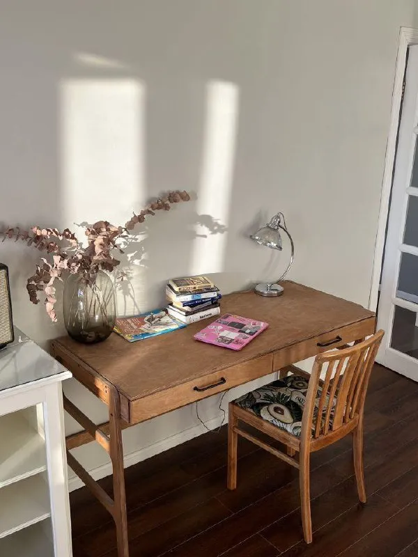 2-Комн. Квартира, 63 м², 22 этаж
💰65 000 Руб.
📍Улица подвойского, 8
Возможна аренда от 6 месяцев.
Видовая квартира в европейском стиле рядом с парком и церковью! Формат квартиры как на airbnb, то есть в квартире всё есть до мелочей. Просторная гостиная с качелями, уютным диваном, телевизором 4k с youtube, деревянным столом для работы и мягким креслом для чтения и общения с гостями. Спальня с двумя окнами, декораторской уютной стеной с одной стороны, с другой яркая кровать в скандинавском стиле. В квартире деревянные подоконники, массивные эмалированные двери. На кухне дизайнерские шведские обои, кирпич, минималистичная мебель со встроенным холодильником, индукционная плита бренда siemens и итальянская духовка-микроволновка. Кофемашина. Стиральная машина samsung.
Если нужно будущим жильцам, на 1 этаже тёплое парковочное место (аренда около 6000 в месяц) и место для велосипеда.
Включена в стоимость уборка 1 раз в месяц по договорённости. Посуда, постельное бельё и полотенца также будут ждать будущих жильцов. В квартире установлены датчики дыма. Квартира подойдёт для одного или двух некурящих человек, без животных.
Оплачивается 65.000. + коммунальные платежи 7.000-8.000р. Залог. Договор. Без комиссии агента!
Контакт этой квартиры есть в нашей закрытой базе квартир от собственников.
В базе — реальные объявления, прямые контакты без риелторов и комиссий.
Доступ по ссылке @rentinspbbot — 499 ₽. - фотография - 4