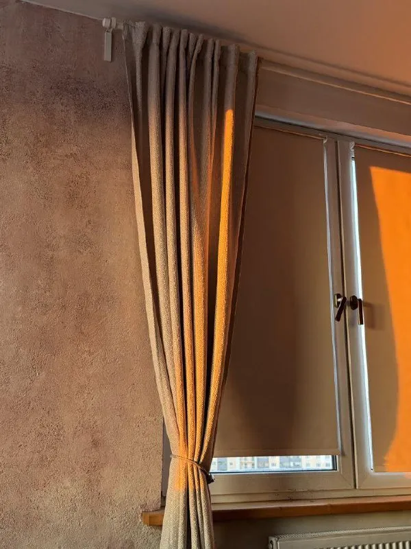 2-Комн. Квартира, 63 м², 22 этаж
💰65 000 Руб.
📍Улица подвойского, 8
Возможна аренда от 6 месяцев.
Видовая квартира в европейском стиле рядом с парком и церковью! Формат квартиры как на airbnb, то есть в квартире всё есть до мелочей. Просторная гостиная с качелями, уютным диваном, телевизором 4k с youtube, деревянным столом для работы и мягким креслом для чтения и общения с гостями. Спальня с двумя окнами, декораторской уютной стеной с одной стороны, с другой яркая кровать в скандинавском стиле. В квартире деревянные подоконники, массивные эмалированные двери. На кухне дизайнерские шведские обои, кирпич, минималистичная мебель со встроенным холодильником, индукционная плита бренда siemens и итальянская духовка-микроволновка. Кофемашина. Стиральная машина samsung.
Если нужно будущим жильцам, на 1 этаже тёплое парковочное место (аренда около 6000 в месяц) и место для велосипеда.
Включена в стоимость уборка 1 раз в месяц по договорённости. Посуда, постельное бельё и полотенца также будут ждать будущих жильцов. В квартире установлены датчики дыма. Квартира подойдёт для одного или двух некурящих человек, без животных.
Оплачивается 65.000. + коммунальные платежи 7.000-8.000р. Залог. Договор. Без комиссии агента!
Контакт этой квартиры есть в нашей закрытой базе квартир от собственников.
В базе — реальные объявления, прямые контакты без риелторов и комиссий.
Доступ по ссылке @rentinspbbot — 499 ₽. - фотография - 5