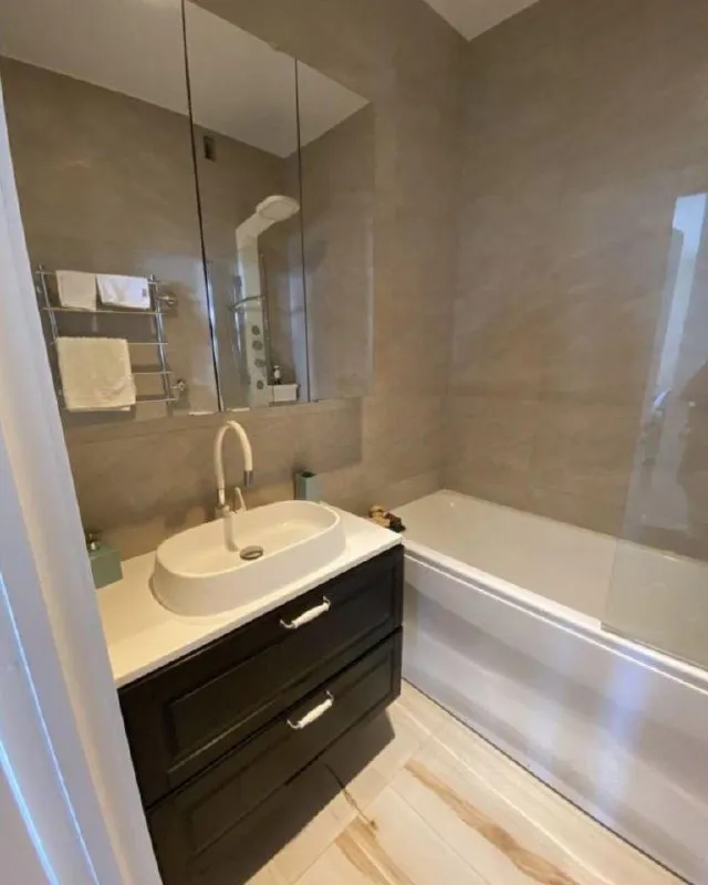 2-Комн. Квартира, 63 м², 22 этаж
💰65 000 Руб.
📍Улица подвойского, 8
Возможна аренда от 6 месяцев.
Видовая квартира в европейском стиле рядом с парком и церковью! Формат квартиры как на airbnb, то есть в квартире всё есть до мелочей. Просторная гостиная с качелями, уютным диваном, телевизором 4k с youtube, деревянным столом для работы и мягким креслом для чтения и общения с гостями. Спальня с двумя окнами, декораторской уютной стеной с одной стороны, с другой яркая кровать в скандинавском стиле. В квартире деревянные подоконники, массивные эмалированные двери. На кухне дизайнерские шведские обои, кирпич, минималистичная мебель со встроенным холодильником, индукционная плита бренда siemens и итальянская духовка-микроволновка. Кофемашина. Стиральная машина samsung.
Если нужно будущим жильцам, на 1 этаже тёплое парковочное место (аренда около 6000 в месяц) и место для велосипеда.
Включена в стоимость уборка 1 раз в месяц по договорённости. Посуда, постельное бельё и полотенца также будут ждать будущих жильцов. В квартире установлены датчики дыма. Квартира подойдёт для одного или двух некурящих человек, без животных.
Оплачивается 65.000. + коммунальные платежи 7.000-8.000р. Залог. Договор. Без комиссии агента!
Контакт этой квартиры есть в нашей закрытой базе квартир от собственников.
В базе — реальные объявления, прямые контакты без риелторов и комиссий.
Доступ по ссылке @rentinspbbot — 499 ₽. - фотография - 6