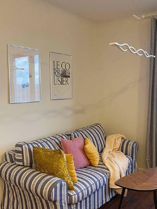 2-Комн. Квартира, 63 м², 22 этаж
💰65 000 Руб.
📍Улица подвойского, 8
Возможна аренда от 6 месяцев.
Видовая квартира в европейском стиле рядом с парком и церковью! Формат квартиры как на airbnb, то есть в квартире всё есть до мелочей. Просторная гостиная с качелями, уютным диваном, телевизором 4k с youtube, деревянным столом для работы и мягким креслом для чтения и общения с гостями. Спальня с двумя окнами, декораторской уютной стеной с одной стороны, с другой яркая кровать в скандинавском стиле. В квартире деревянные подоконники, массивные эмалированные двери. На кухне дизайнерские шведские обои, кирпич, минималистичная мебель со встроенным холодильником, индукционная плита бренда siemens и итальянская духовка-микроволновка. Кофемашина. Стиральная машина samsung.
Если нужно будущим жильцам, на 1 этаже тёплое парковочное место (аренда около 6000 в месяц) и место для велосипеда.
Включена в стоимость уборка 1 раз в месяц по договорённости. Посуда, постельное бельё и полотенца также будут ждать будущих жильцов. В квартире установлены датчики дыма. Квартира подойдёт для одного или двух некурящих человек, без животных.
Оплачивается 65.000. + коммунальные платежи 7.000-8.000р. Залог. Договор. Без комиссии агента!
Контакт этой квартиры есть в нашей закрытой базе квартир от собственников.
В базе — реальные объявления, прямые контакты без риелторов и комиссий.
Доступ по ссылке @rentinspbbot — 499 ₽. - фотография - 8